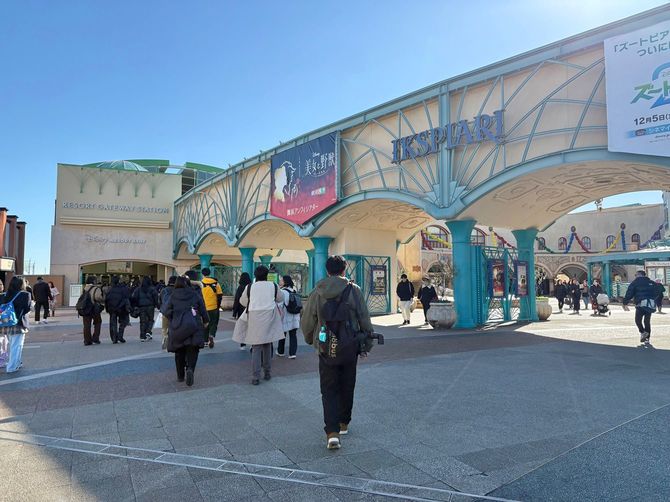 右側にイクスピアリの入り口があり、左奥側にはディズニーリゾートラインの入り口が見える。このあたりは昼前でも人通りが多いが、7割近くが左奥側のリゾートラインのほうに進んでいた