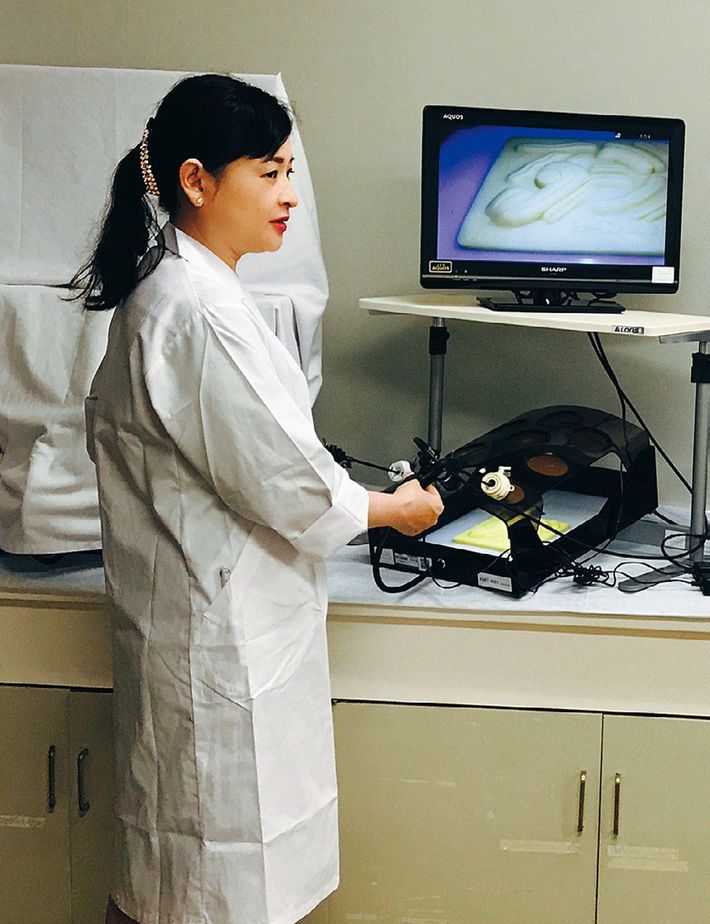 シミュレーションセンターにて。［出所＝『<a href="https://www.amazon.co.jp/dp/4833482916/ref=nosim?tag=f-pol-22" target="_blank">医学部進学大百科2025完全保存版</a>』（プレジデントムック）］