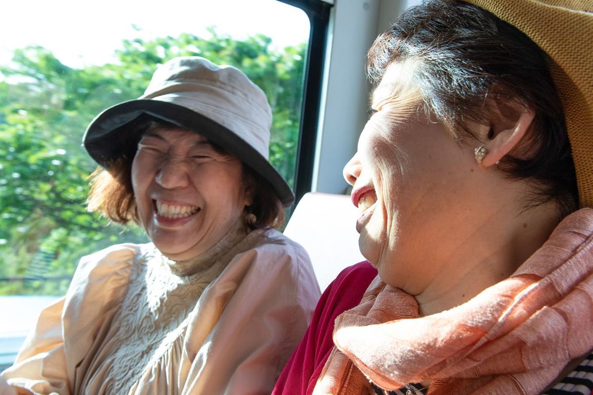 笑顔で会話をする二人の高齢女性