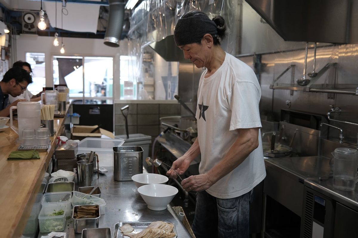 ラーメンを作る高田さん