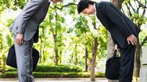 ｢御礼を言いながらお辞儀｣はマナー違反…営業･接客の成績上位者が実践する言葉と動作のベストタイミング