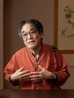 胸に手を当てて話す稲川さん