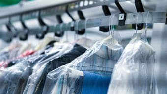 ｢たった一つ紛れ込む｣だけでシャツに汚れが爆発四散…クリーニング店が絶望する｢ポケット｣にありがちな忘れ物