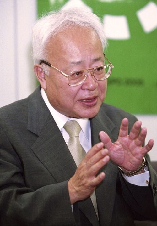 愛知万博の総合プロデューサーに就任、インタビューに答える木村尚三郎氏＝2001年8月1日午後