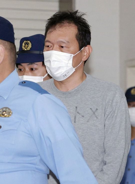 送検のため、警視庁新宿署を出る和久井学容疑者=2024年5月9日