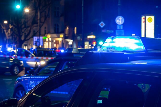夜のドイツの街、現場に集まるパトカー