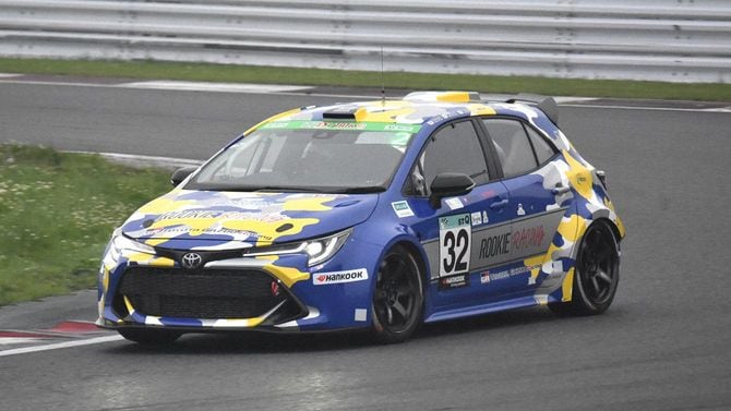 2021年5月22日、24時間耐久レースで疾走するトヨタ自動車の水素エンジン車=静岡県小山町の富士スピードウェイ