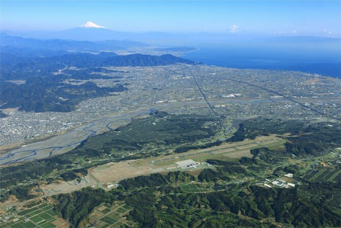 静岡空港全景。新幹線線路が空港の下を通る。地上に空港ターミナルがある