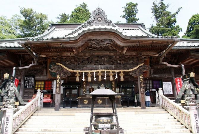 髙尾山薬王院有喜寺の御本堂。開山本尊の薬師如来と中興本尊の飯縄大権現がともに祀られている。
