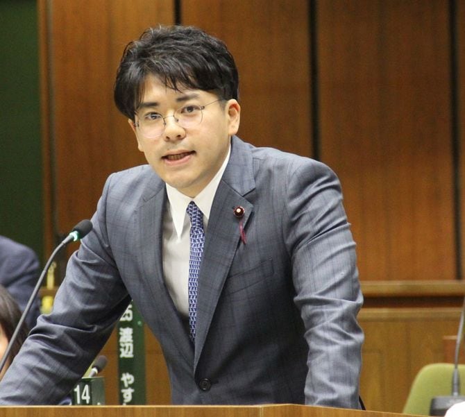 新宿区議会議員で答弁に立つ渡辺やすし議員