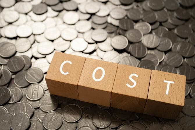 「COST」と書かれた木製のブロック