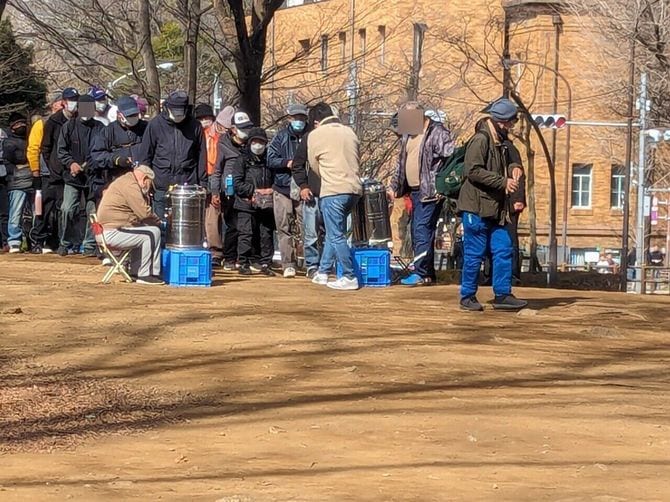 上野公園の炊き出しに並ぶ人々