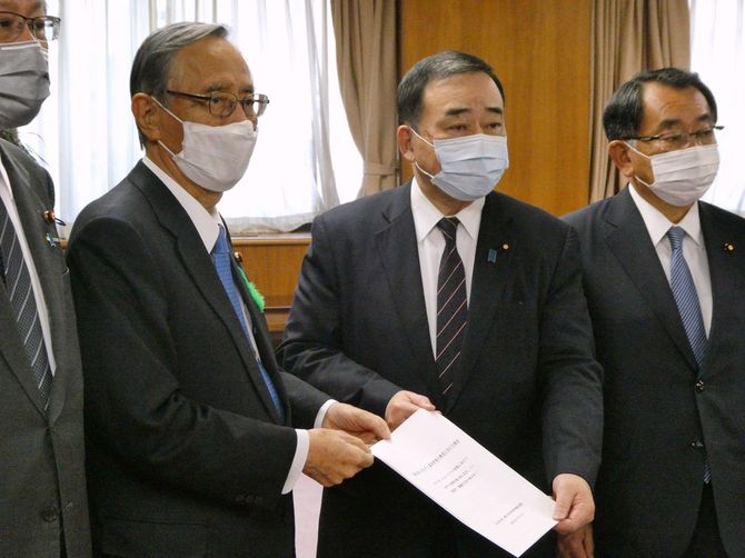 原発の新増設などに取り組むことを促す提言書を梶山弘志経済産業相（右から2番目）に提出する「電力安定供給推進議員連盟」の細田博之会長（同3番目）ら＝2021年4月23日、東京都千代田区