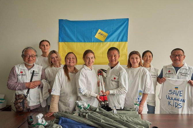 6月4日、ワルシャワでFFUに「JINRIKI QUICK」20セットを寄贈する中村氏(右から4人目)