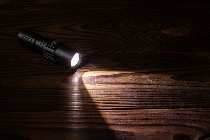 暗闇の中で懐中電灯と光線