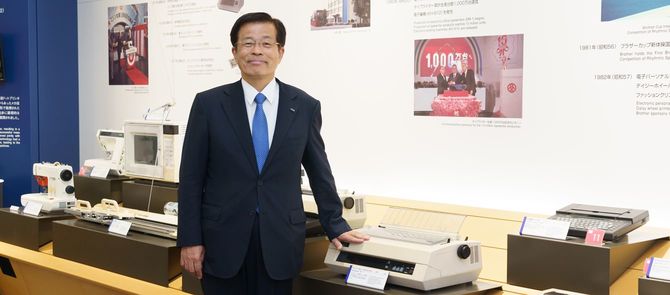 アメリカの販売会社時代にPC用のプリンターで販路を拡大した。小池会長が立っているのが、当時販売していたプリンター。