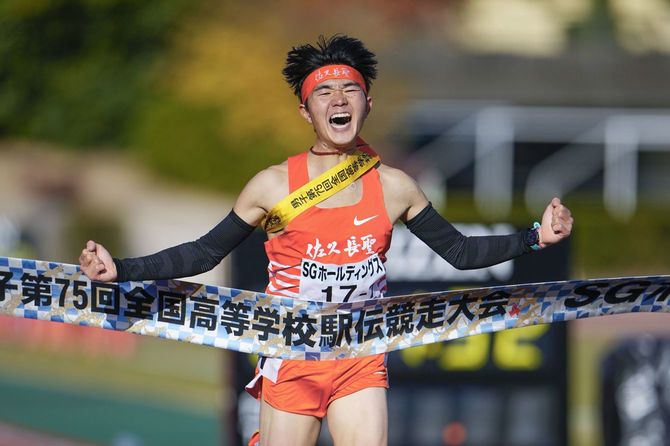 2024年12月22日、全国高校駅伝男子で2年連続4度目の優勝を果たした佐久長聖のアンカー石川浩輝＝たけびしスタジアム京都