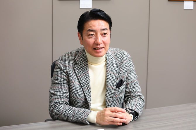インタビューに応じる友成社長