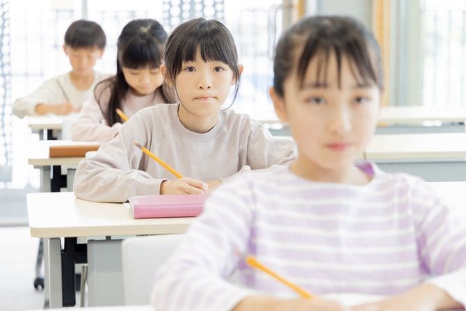 教室で授業を受ける小学生