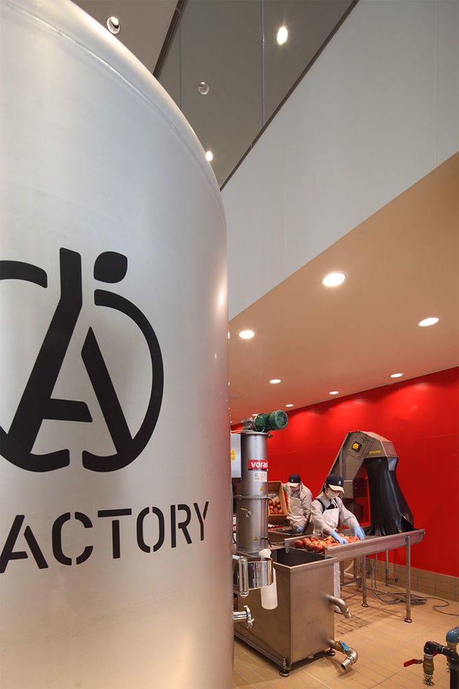 青森駅に隣接するシードル工房「A-FACTORY」。シードルからアップルブランデーまでを作る工程がガラス越しに見える。