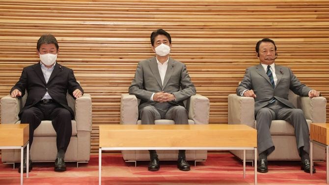 閣議に臨む安倍晋三首相（中央）ら＝2020年8月11日、首相官邸