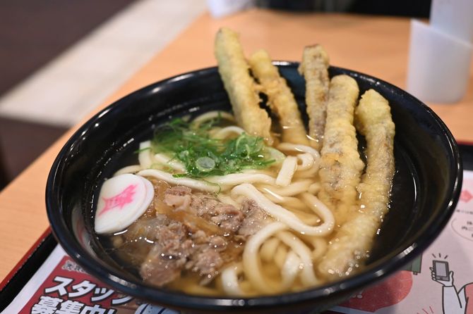人気の「肉ごぼてんうどん」。資さんうどん八王子大和田店にて”
