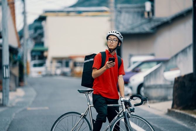 自転車で食べ物を配達する途中の男性