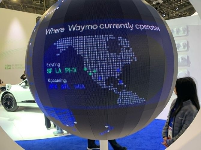 Waymoの北米展開。巨大な地球儀に示されている