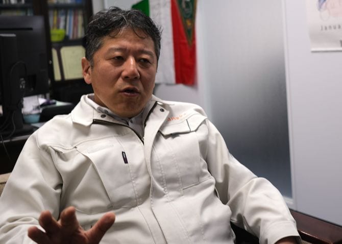 インタビューに応じる水谷嘉浩社長。