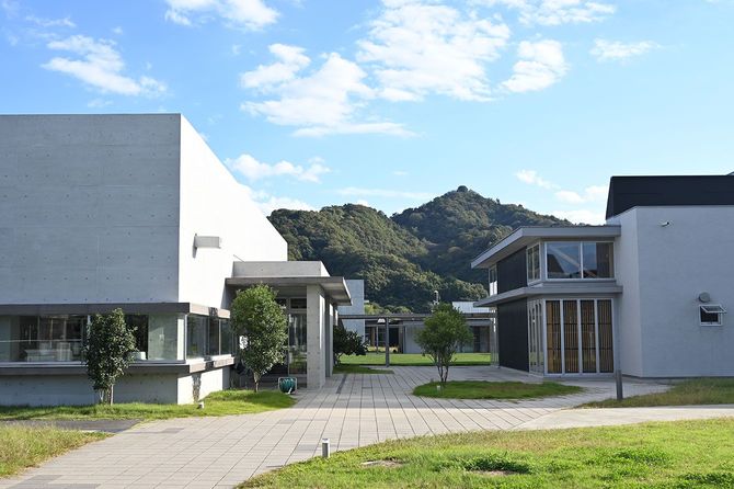 豊かな自然の中にある叡智学園。