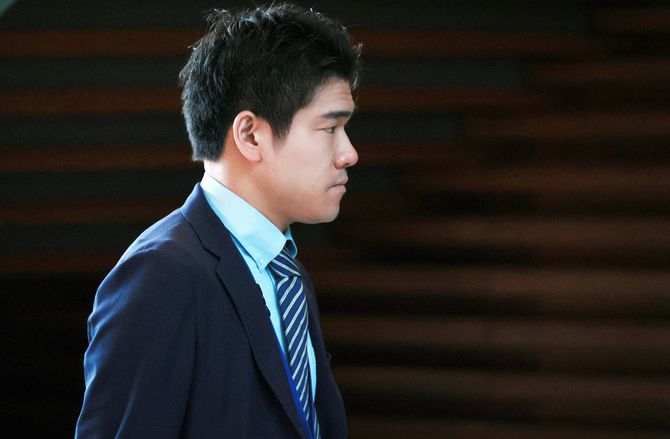 首相官邸に入る岸田翔太郎首相秘書官＝2023年5月15日、東京・永田町