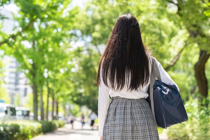 女子学生の後ろ姿