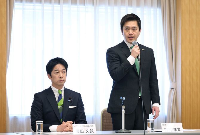 総選挙後の投票で代表選挙は不実施と決まり、続投を決めた日本維新の会の吉村洋文代表。左は藤田文武共同代表。