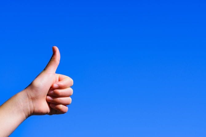親指を上げるサイン