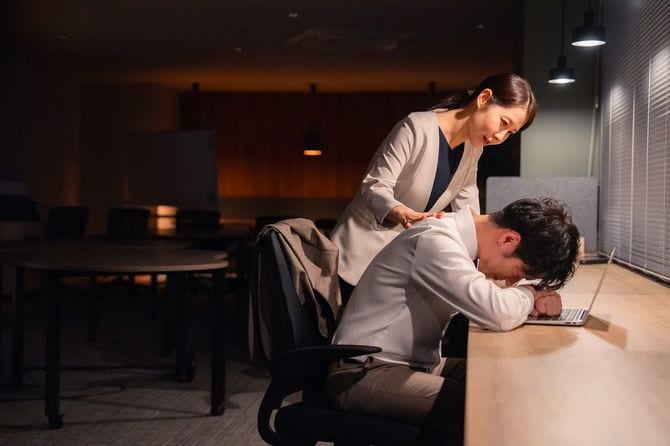 夜遅くまで働く男性と、彼と一緒に働く女性上司