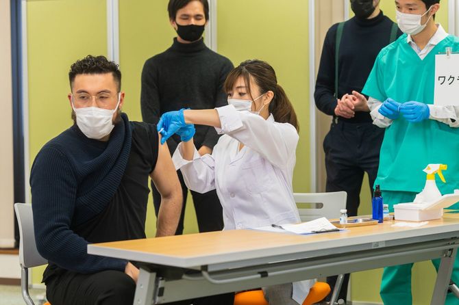 同僚と新型コロナウイルスのワクチンの集団接種