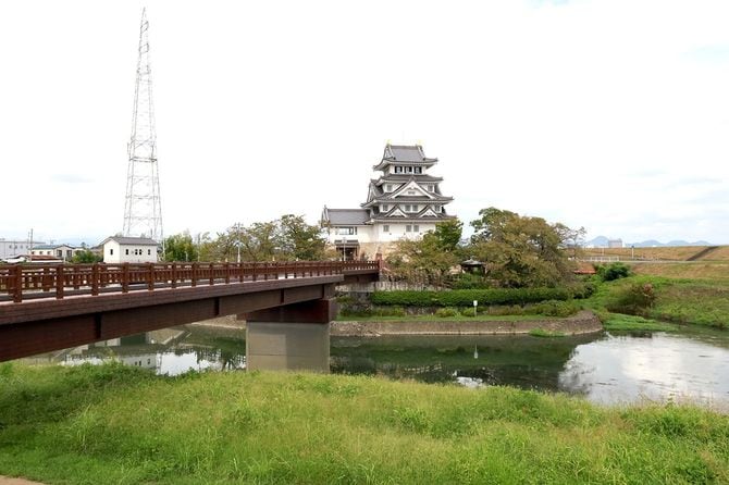 中洲の先端に位置する墨俣城。現在の長良川は右奥の土手の向こう