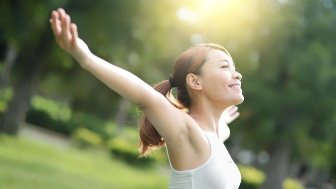 公園で深呼吸する女性