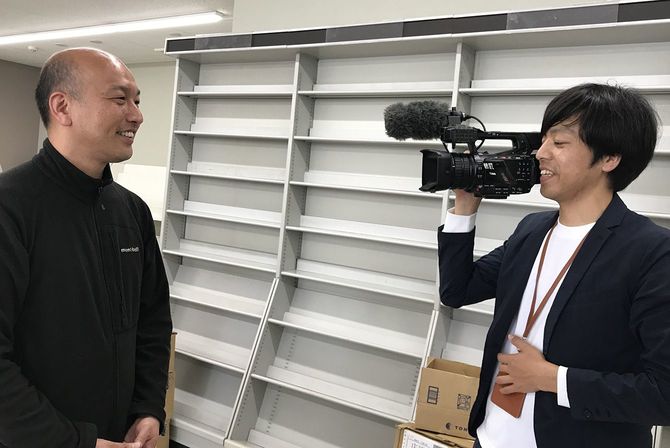 地元テレビ局の取材を受ける佐藤さん