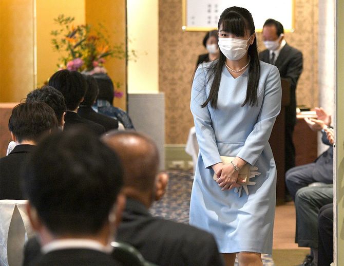 第67回日本伝統工芸展授賞式に出席された秋篠宮家の長女眞子さま＝2020年9月16日、東京都中央区の日本橋三越本店［代表撮影］