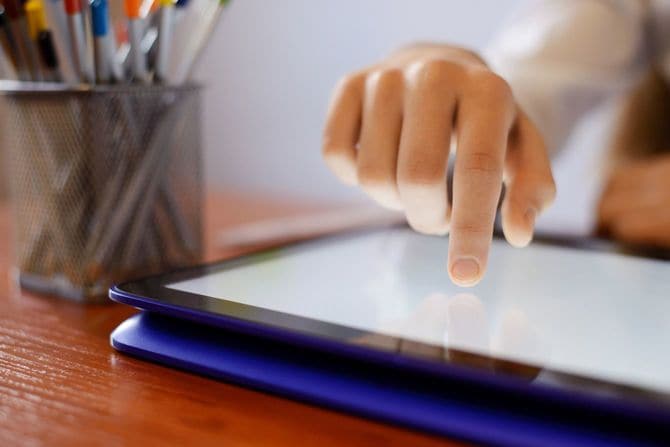 タブレット端末で勉強する小学生