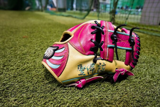 聖澤氏の名前の入ったグラブ