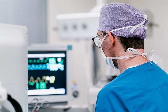 麻酔医によって監視されている