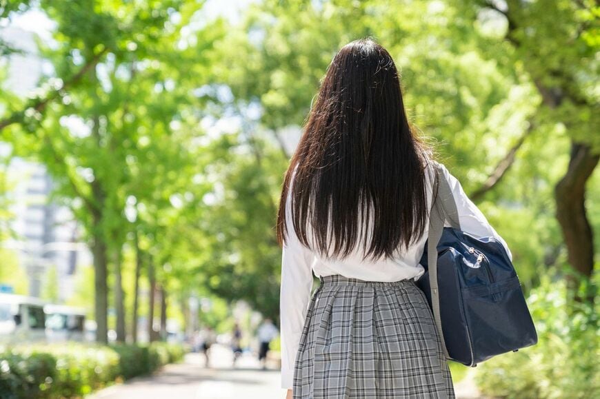 女子学生の後ろ姿