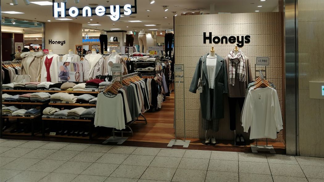 ユニクロとは｢真逆の戦略｣で大成功…機能性を売りにしない女性アパレル｢ハニーズ｣が絶好調な安さ以外の理由 ｢特徴がないデザイン｣がトレンドにあっている