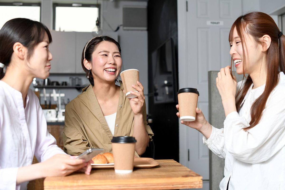 コーヒーを飲みながら話をする3人の女性