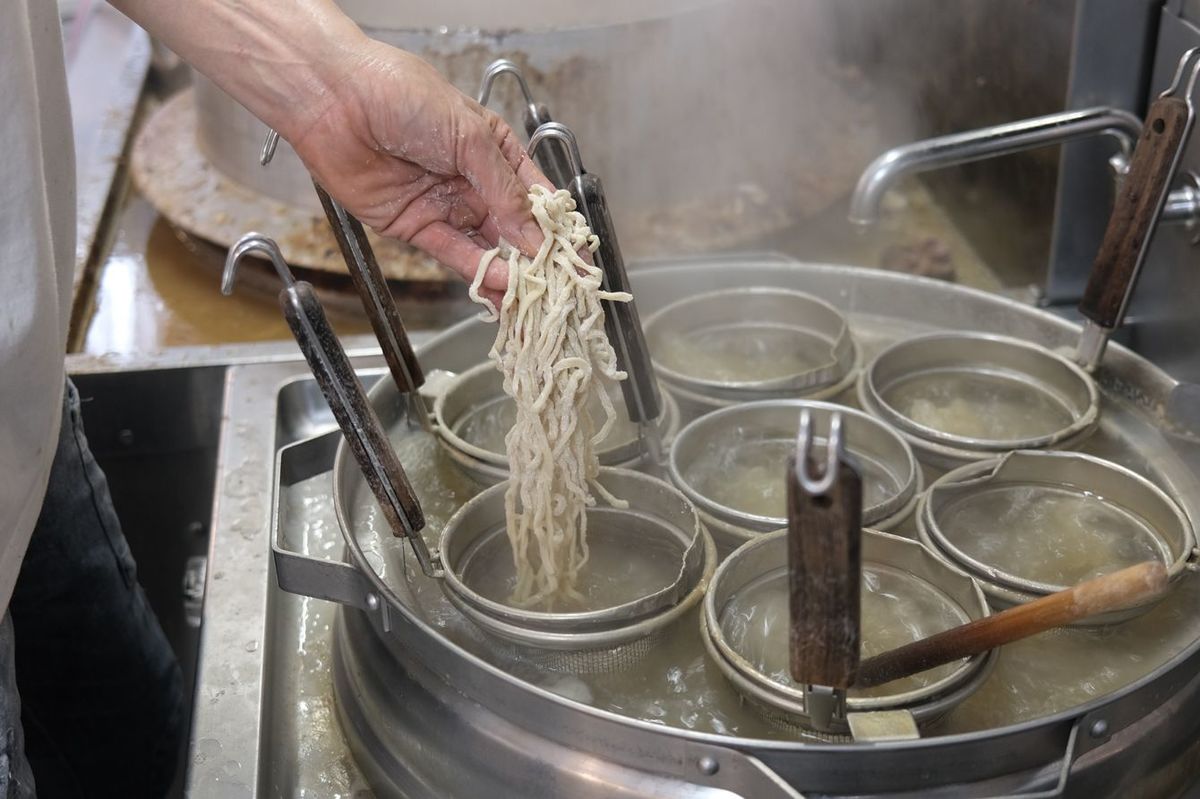 麺を茹でる