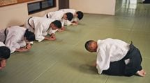日本人は｢体育会系は礼儀正しい｣と錯覚させられている…うわべだけの"大声の挨拶"に潜む｢心理トリック｣