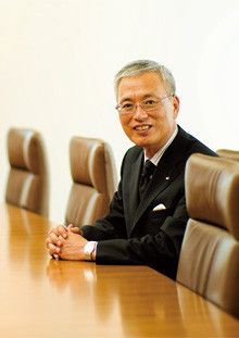 <strong>資生堂社長 前田新造</strong>●1947年、大阪府生まれ。慶應義塾大学文学部卒業後、資生堂入社。海外営業本部アジアパシフィック地域本部長、経営企画部長などを経て、2005年6月より現職。平常心で会議に臨むため、5分前に着席することを習慣にしている。