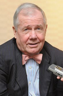 <strong><em>Jim Rogers</em></strong><br>投資家。1942年、米国アラバマ州生まれ。イェール大学卒。70年、ジョージ・ソロスとともに、ソロス・ファンド（後のクオンタム・ファンド）を設立。10年間で、約4000％という驚異的なリターンを挙げる。著書に『中国の時代』『商品の時代』など。